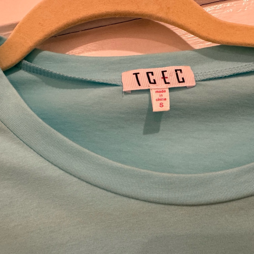 Super easy dress! Looks great with sneakers or a sandal.